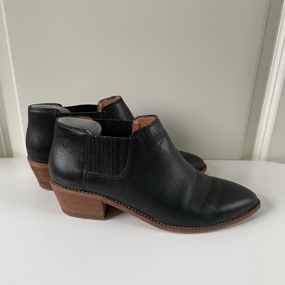 Madewell black pointed toe leather ankle booties, size 7.